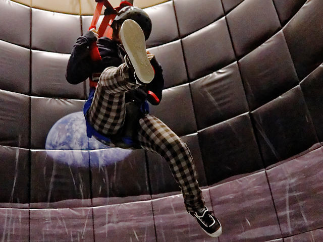 話題の“宇宙バイト”が気になりすぎて宇宙体験へ! 月の重力で“ムーンジャンプ”してきた