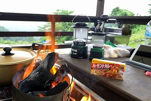 キャンプでカレーをつくる