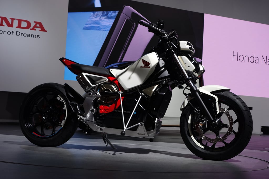 東京モーターショー2017】バイクが自立するアシスト技術 ホンダが『Honda Riding Assist-e』