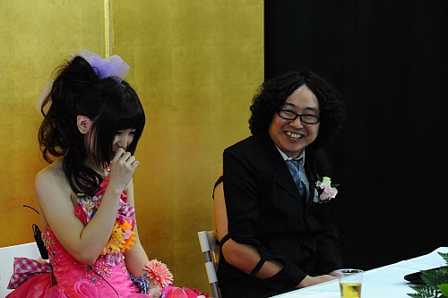 微笑む新郎新婦