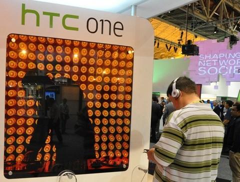 国内専用モデル「HTC J」投入で本気を出した――「HTC One」に賭けるHTCのスマホ戦略に迫る【山根康宏の“世界のモバイル”】