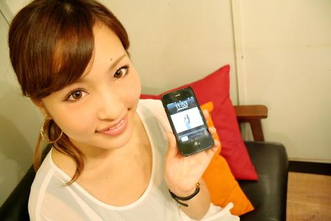 【スマホ美女インタビュー】″きれいなお姉さんが使っていたから″という理由でiPhoneを使いはじめた横浜「ballo ballo」スタッフのキャロさん