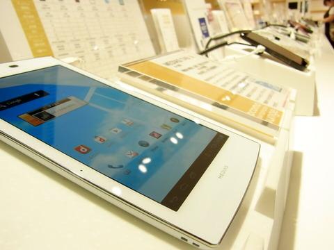 タブレットの常識を覆す超軽量249gを実現!Xi、ワンセグにも対応した「MEDIAS TAB UL N-08D」を写真と動画でチェック【レポート】