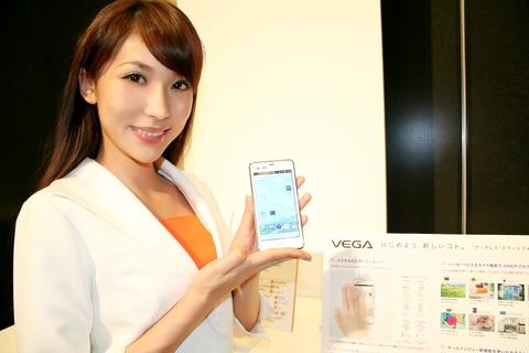 タッチパネルでタッチレスというまさかの発想!パンテックのau向けハイスペックスマートフォン「VEGA PTL21」を写真と動画でチェック【レポート】