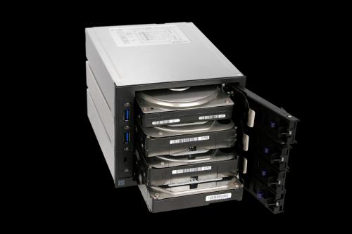 RAIDマシンに最適! 5インチベイに4台までHDDが搭載できるリムーバブルゲージ