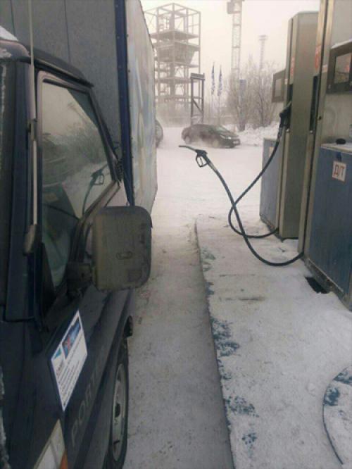 寒波到来で関東でも積雪の恐れ　一方マイナス62℃のシベリアでは給油中の軽油が凍りついていた