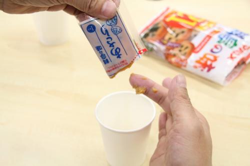 【裏ワザ動画】インスタント味噌汁を袋から楽に絞り出す方法