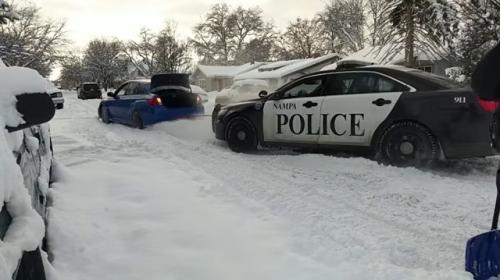 【動画】スバルWRXが雪で立ち往生のパトカーを救助！　「トランプに見せてやれ」の声も