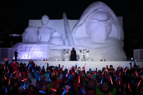 『スター・ウォーズ』の巨大雪像が完成！　ダース・ベイダーが白いカイロ・レンを視察【第68回さっぽろ雪まつり】