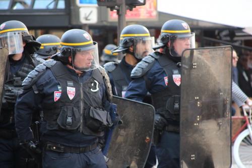 【現地ルポ】パリの広場で警官隊と中国系デモ隊が衝突　負傷した警官に「歓声」