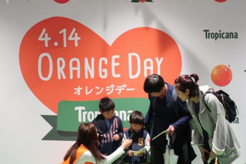普段言えない愛や感謝を伝えたのは100組以上！　笑顔に涙……愛に包まれた東京タワー“オレンジデー”イベント