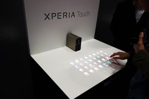 投射した画面をタッチ操作できるスマートプロジェクター『Xperia Touch』をソニーモバイルが6月24日に発売へ　価格は14万9880円