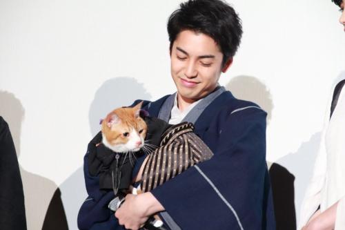 【動画】大野拓朗に抱かれた巨大猫の「金時」に会場うっとり『猫忍』初日舞台挨拶レポ