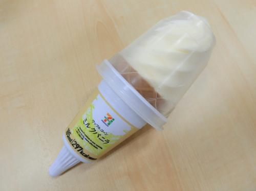【コンビニアイス全レビュー】セブンプレミアム『ワッフルコーン　ミルクバニラ』　お店で食べるソフトクリームみたい！　やわらかでミルク感たっぷり！