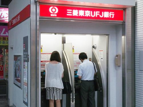 三菱東京UFJ銀行ATMが「心乱される」と不評！　「3口同時に出る」「ブザーが犯罪犯した警報みたいな音」