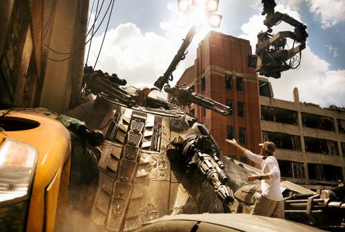 『トランスフォーマー』マイケル・ベイ監督が限界超え宣言！　IMAX 3D撮影の舞台裏に迫る特別映像