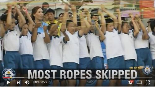 110本以上の縄跳びを同時に跳ぶギネス記録　跳んだ本人よりスゴイのはタイミング合わせてロープを回す何十人もの同級生