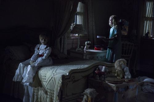 【鳥肌必至】“呪いの人形がいる部屋”を今すぐ体験　『アナベル　死霊人形の誕生』VR映像［ホラー通信］