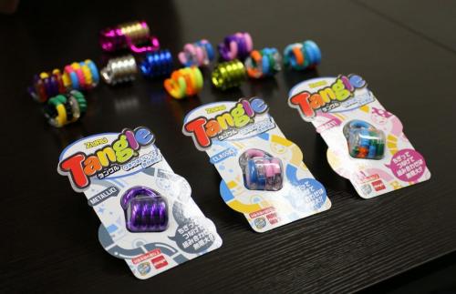 世界で1億5千万個販売！　新感触手遊び玩具『Tangle』でアイドルが遊んでみた！