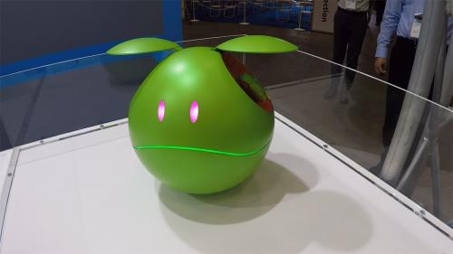 【CEATEC2017】『ガンダム』に登場するハロが動く・光る・しゃべる！　バンダイがAIロボット『ガンシェルジュ ハロ』を参考出展