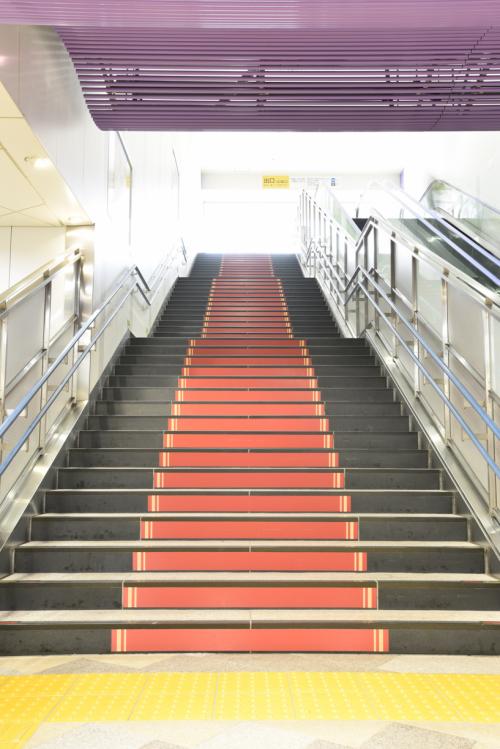 【電車にまつわる豆知識】京王線・調布駅構内はシネマ風って知ってる？　レッドカーペットを歩けるよ！