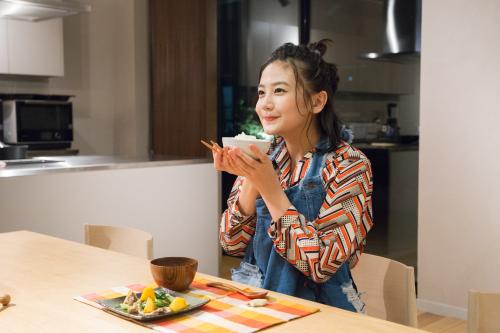千眼美子がLINE LIVEで手料理を初披露！　まさかの失敗も「料理はだから面白い」【レポート＆インタビュー】