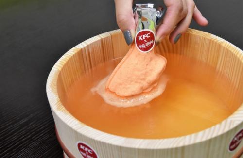 【KFC】気になる香りは？　見た目が完全に「チキン揚げてます」な入浴剤が爆誕！