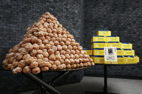 1400個のシューピラミッドの迫力を見よ！　アプリ『スマホサイフ』で『ビアードパパ』シュークリーム100kg分が当たるぞ