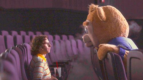 誘拐犯に育てられた青年は、奇妙なクマの教育番組しか見たことがない　SNLスタッフが贈る不思議な映画『ブリグズビー・ベア』日本上陸