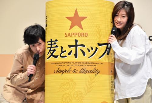 二宮和也と篠原涼子が『サッポロ　麦とホップ』新CM キャラクターに！巨大缶から“耳打ちされる感覚”に興奮