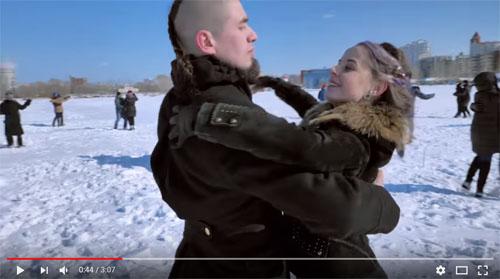 動画：ワルツで不正選挙に抗議？　ロシアのカップルたちが氷上でにこやかにダンス