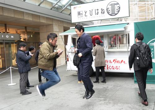 “とびはねグルメ”の300円ラーメンを提供する“麺や とびはね”がオープン！　主催の花王担当者にとびはねながらインタビューしてみた