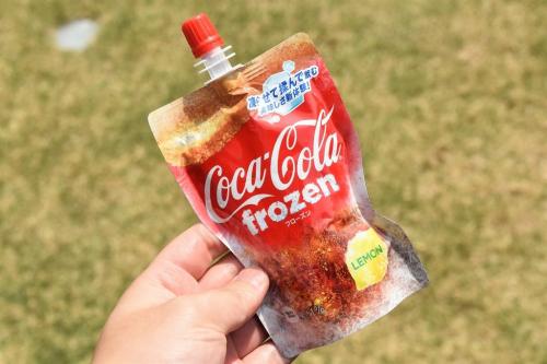 シャーベット感覚で楽しめる『コカ・コーラ フローズン レモン』が夏にピッタリ！　日本向けに世界初登場