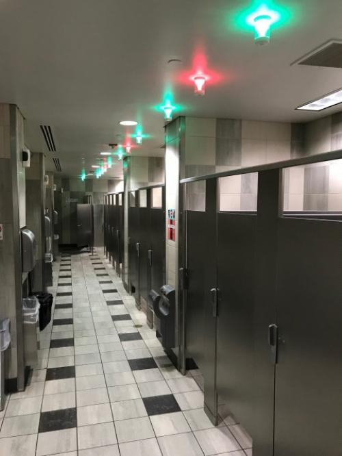 これでスマート？　清掃タイミングを管理してLEDライトが使用中の個室を知らせるロサンゼルス空港の“スマートトイレ”