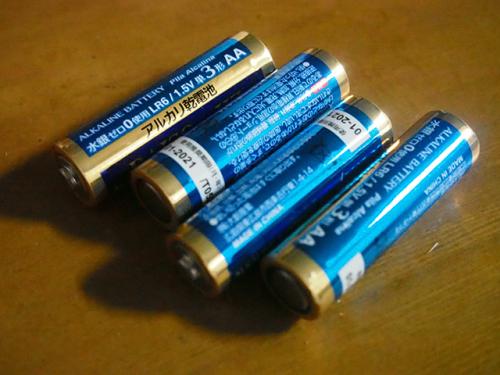 アルカリ電池を充電器に入れると危険！　「マジで笑えない」「爆発するとは知らなかった」