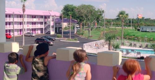 映画『フロリダ・プロジェクト　真夏の魔法』ちびっ子達が下ネタコール！　キュートな悪ノリにご注目