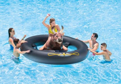 インスタ映え：今年のナイトプールはロデオ気分を満喫できる浮き輪『InflataBULL』で決まり！
