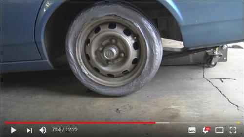 動画：粘着テープでタイヤを作っても車は走るらしい　ホイールスピンもできる!?