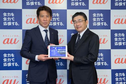 KDDIが通信技術でサッカー日本代表をサポート　タブレット端末20台贈呈に西野監督が笑顔