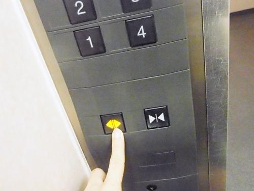 エレベーターの開閉ボタンを押し間違える人にはこう見えていた!?　「まさにこれ」「なんだか混乱してきた」
