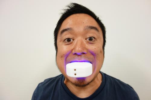 ハンズフリーで歯磨きできるマウスピース型電動歯ブラシ『V-WHITE＋』レビュー　『Makuake』で既に2000万円以上の支援を獲得