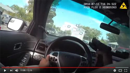 動画：殺人容疑者追跡中のポリスメンがパトカーのフロントガラス越しに発砲　アメリカアアアア！