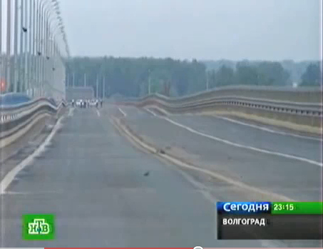 揺れまくるロシアの橋