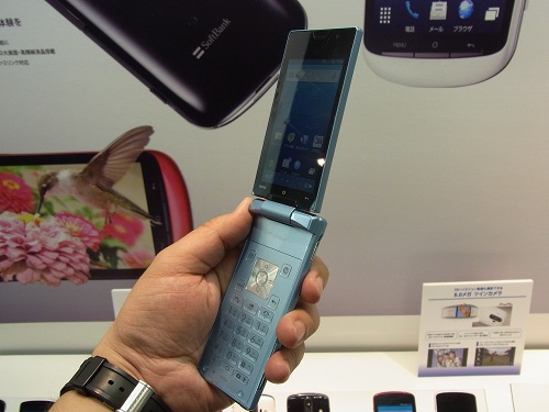 パカパカできます！　折りたたみ式携帯電話型のAndroidスマートフォン『AQUOS PHONE THE HYBRID SoftBank 007SH』