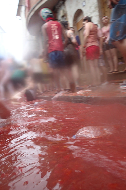 祭りの後はトマトジュースの川が流れます