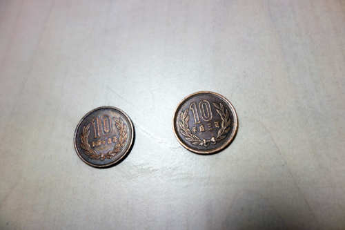 2枚の10円玉はほぼ同じ程度の汚れ