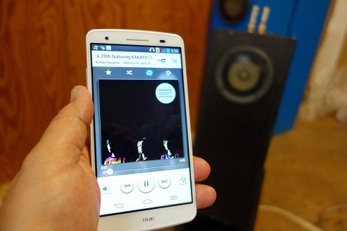auのスマートフォン『isai』は専用機並みのハイレゾオーディオに注目　高音質配信のOTOTOYにその音質を評価してもらった