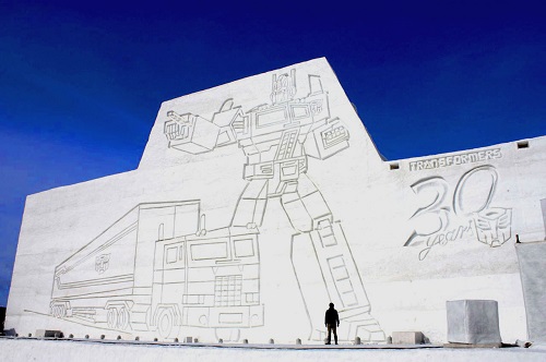 コンボイが描かれた巨大雪像にプロジェクションマッピングも　トランスフォーマー30周年×旭川雪まつり