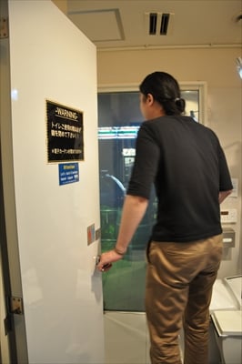 関内駅近くに「トイレが外から丸見え」のバーがあるって本当？