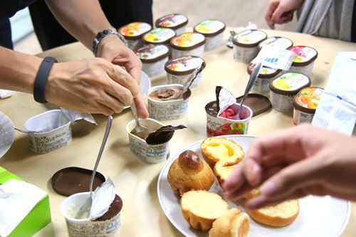 各自組み合わせを考えて食べ始める編集部員